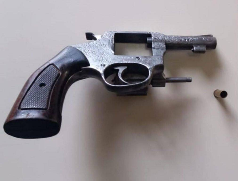 Empresário é preso com revólver ilegal depois de agredir e ameaçar matar namorado da ex-mulher