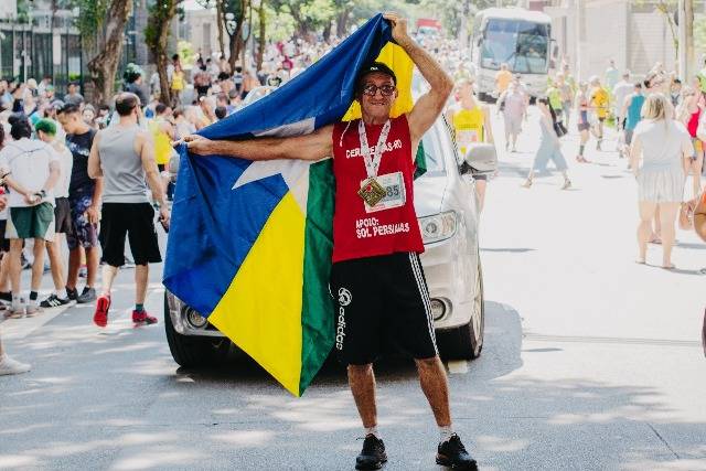 Aos 56 anos, comerciante de Cerejeiras exibe bandeira de Rondônia após realizar sonho de correr a São Silvestre