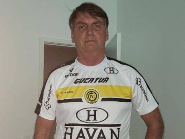 Com camisa de time patrocinado pela Havan e a Eucatur, Bolsonaro presta solidariedade a empresário que teve estátua incendiada