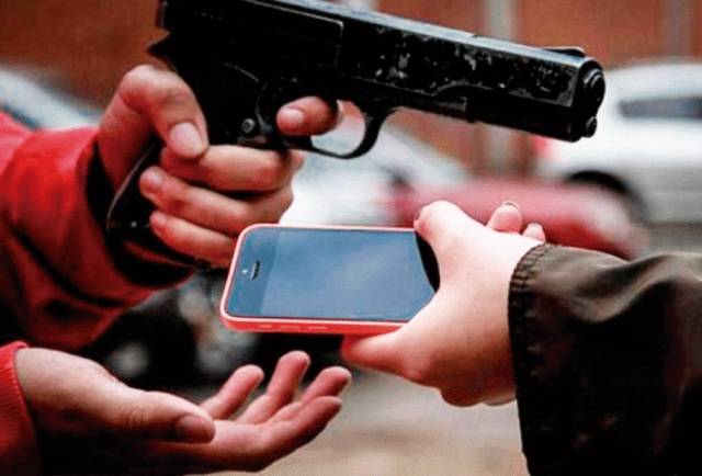 Depois de render adolescente de 16 anos para roubar celular, ladrão ameaça atirar na cabeça do garoto