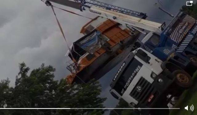 ASSISTA VÍDEO: empresário passa mal após rebocador içado por guindaste despencar no rio Guaporé e naufragar