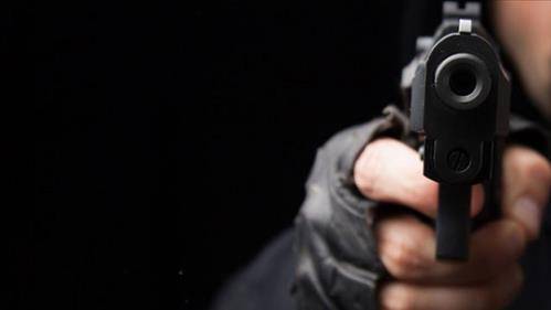 Após apontar revólver para a cabeça de uma mulher de 23 anos durante assalto na avenida Melvin Jones, suspeito foge com bolsa da vítima