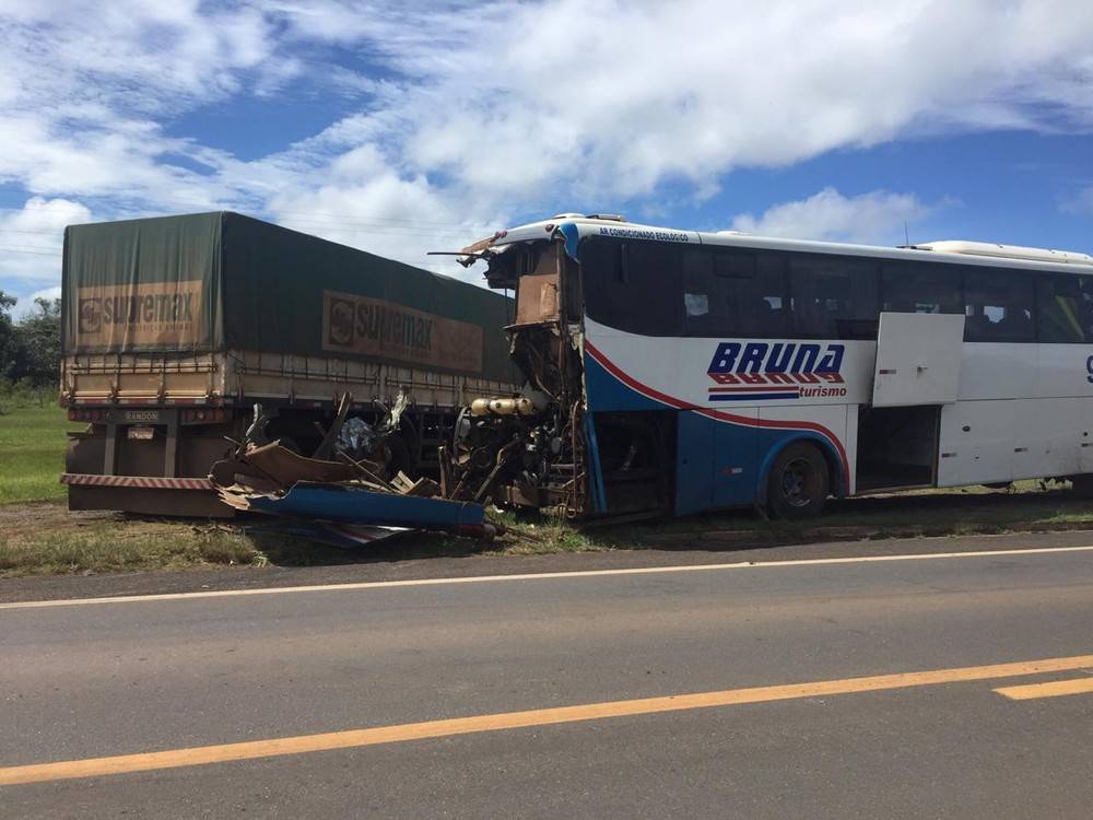 Menina vítima de colisão entre ônibus e caminhão na BR-364 sai da UTI em Porto Velho