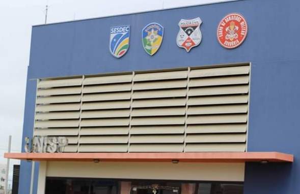 Em Vilhena, suspeito de tráfico de drogas tenta fugir da polícia após abordagem, se esconde em canil, mas é encontrado pelo PATAMO