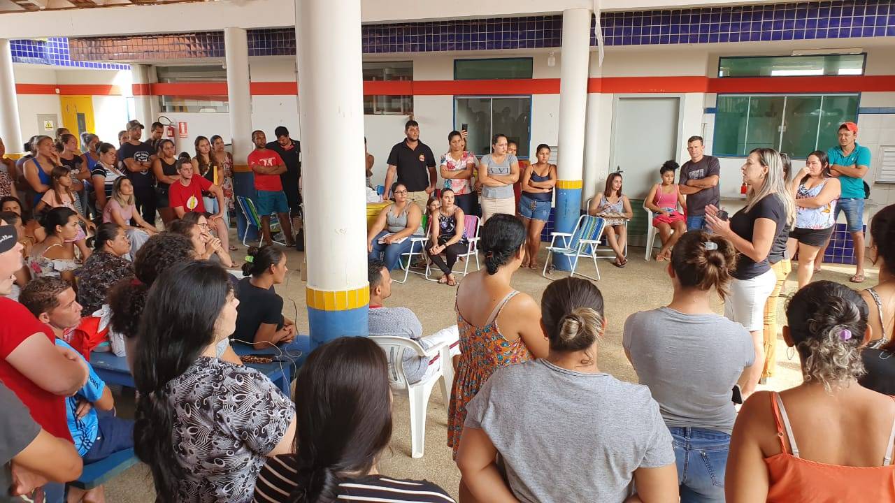 Escolas municipais de Vilhena abriram portões neste domingo para acolher pais que aguardam início das matrículas