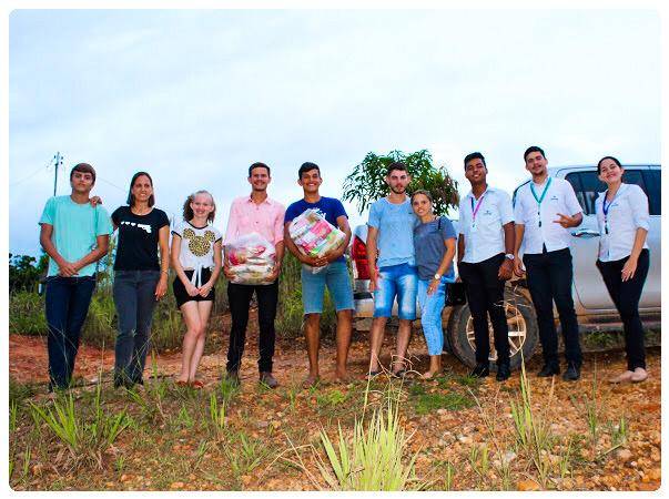 Após realizar evento beneficente, grupo de teatro distribui cestas básicas para famílias carentes de distrito