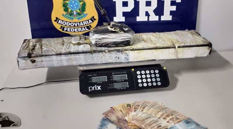 Em Vilhena, PRF apreende mais de 10 kg de cocaína em fundo falso de picape; a droga seria entregue em Goiânia