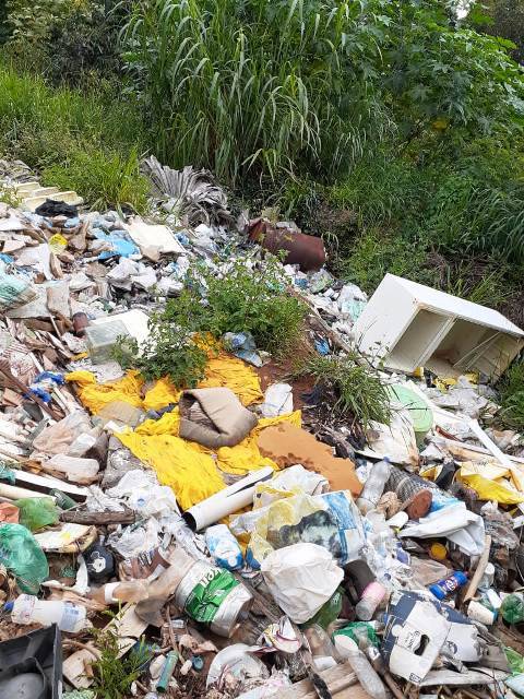 Mesmo com prefeitura prometendo punições duras, moradores transformam terrenos em “lixões a céu aberto”