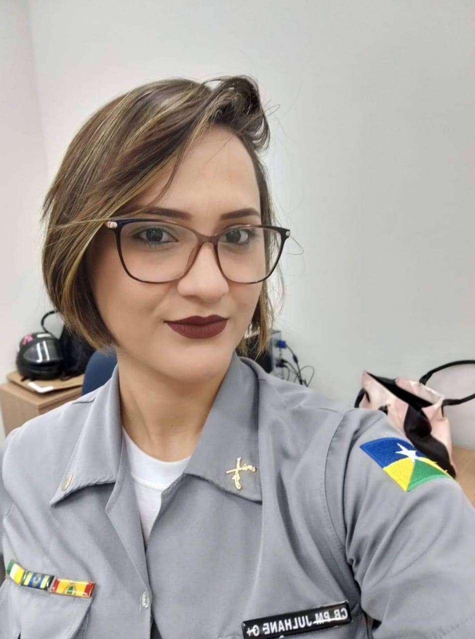 Conciliando maternidade com farda, cabo da PM faz sucesso nas redes sociais e aconselha mulheres sobre violência
