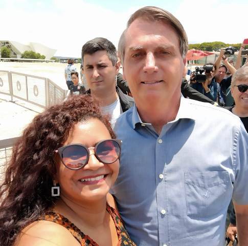 Professora de escola municipal em Vilhena consegue selfie com o presidente Jair Bolsonaro e se diz emocionada