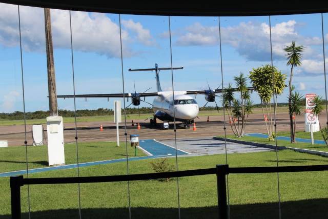 Avião da Azul apresenta defeito antes de decolar em Vilhena, voo é cancelado e passageiros se revoltam