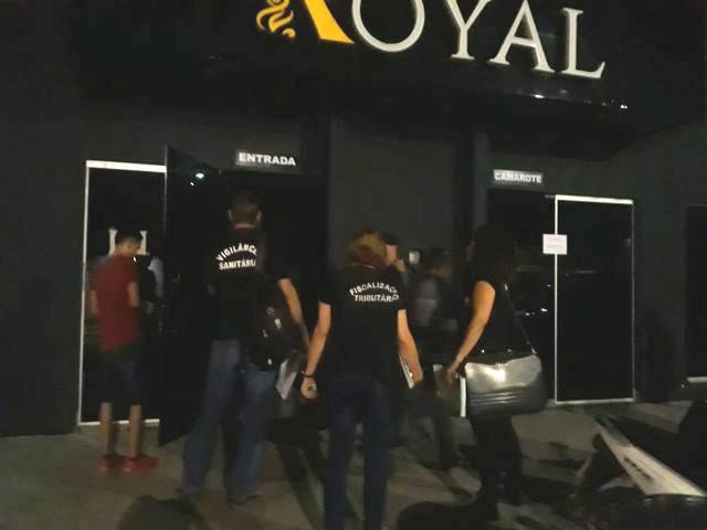Gerente de tabacaria é preso após manter aberto estabelecimento que havia sido interditado pela Vigilância