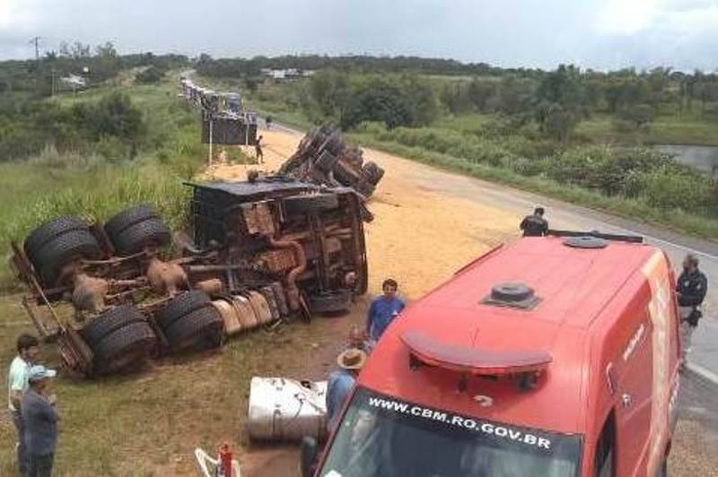 Colisão entre carretas em trecho crítico da BR-364 em Vilhena deixa feridos e interdita rodovia