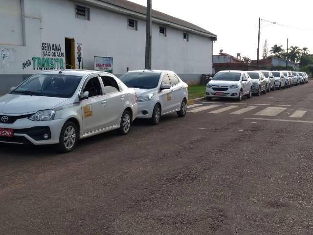 Taxistas cobram fiscalização de motoristas de aplicativos; já são 300 carros circulando na cidade e clima fica tenso
