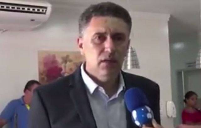 ASSISTA: esculachado em vídeo nas redes sociais por vereadora trans, prefeito delegado rebate usando a mesma arma