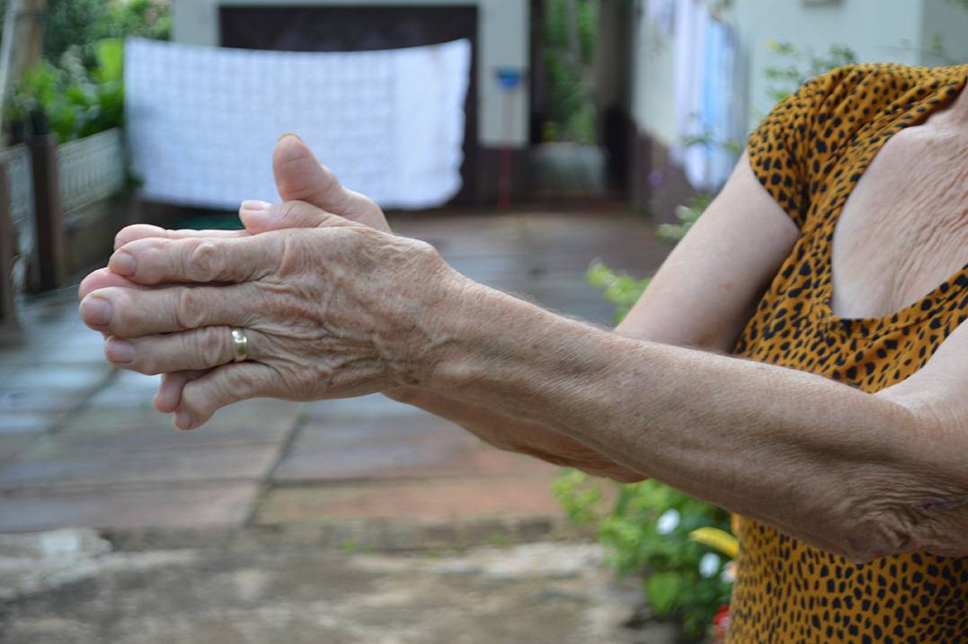 Após dois anos sendo infernizada por vizinho, aposentada de 65 anos aciona a polícia e pede providências
