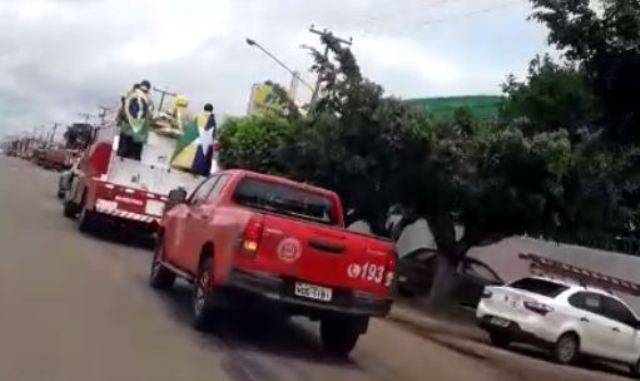Cortejo em caminhão dos Bombeiros e com escolta da PM marca sepultamento de vilhenense que morreu em Cuiabá
