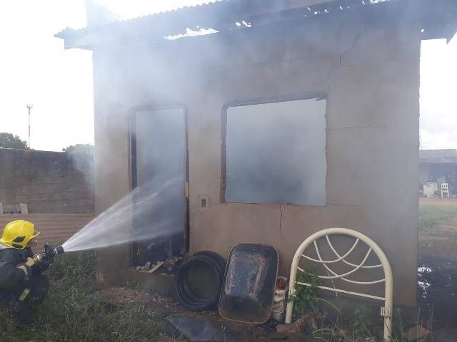 Tentando combater marimbondos usando fogo, homem incendeia imóvel e mobiliza Corpo de Bombeiros