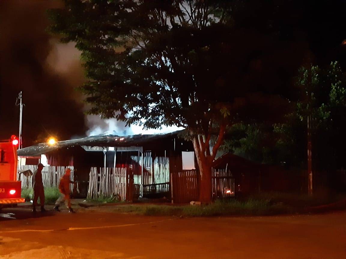 Após homem ser assassinado com tiro na cabeça, casa onde aconteceu o crime é incendiada