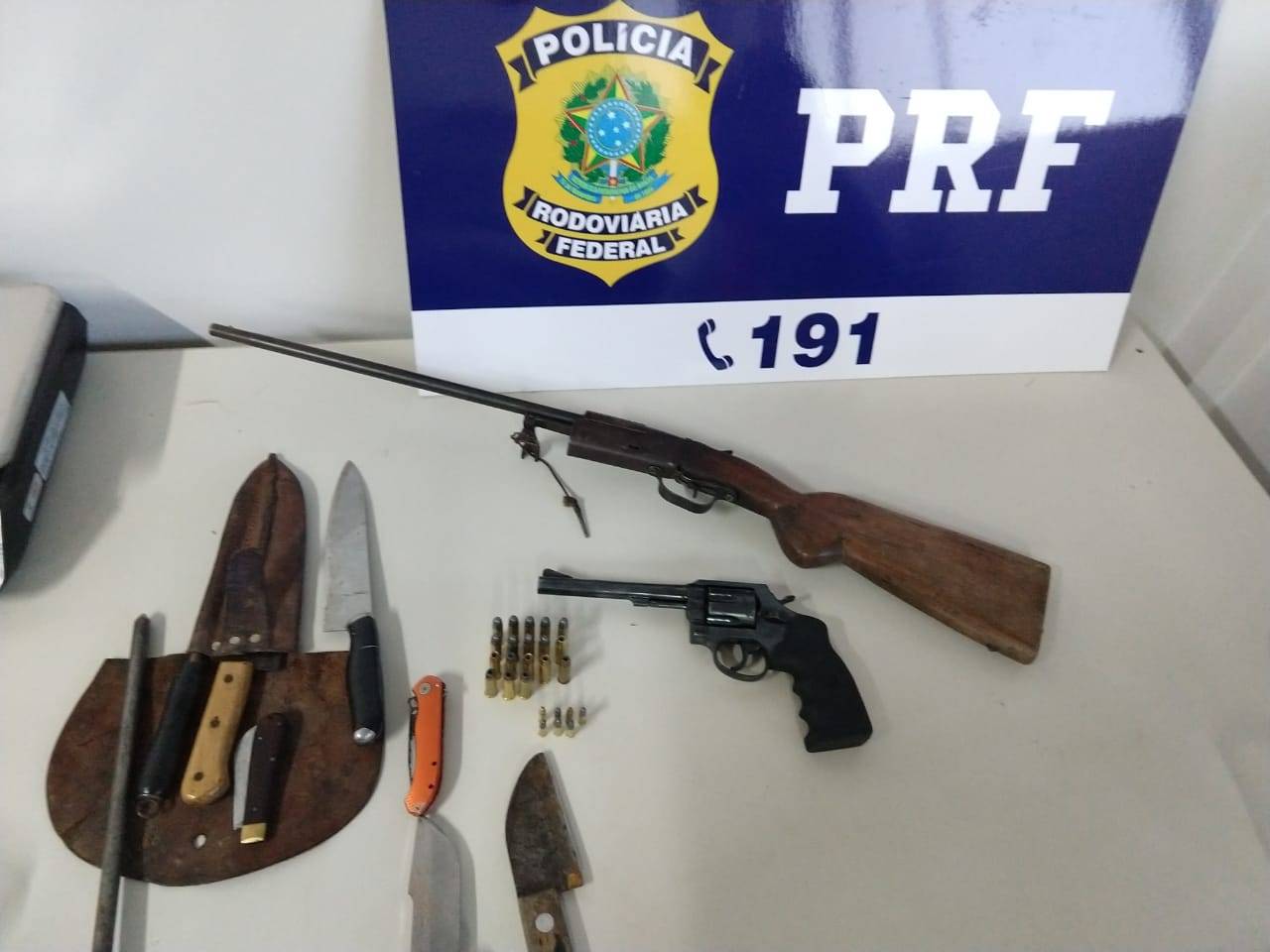 Ao abordar carro “em atitude suspeita” na BR 435, agentes da PRF encontram arsenal a bordo; três são detidos