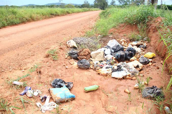 Presos em flagrante, dois homens são autuados com base em lei municipal por jogar lixo em estrada vicinal