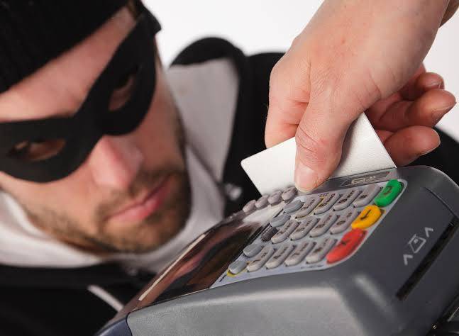 Esposa de contador tem cartões furtados e ladrões gastam mais de R$ 2 mil em compras; polícia é acionada