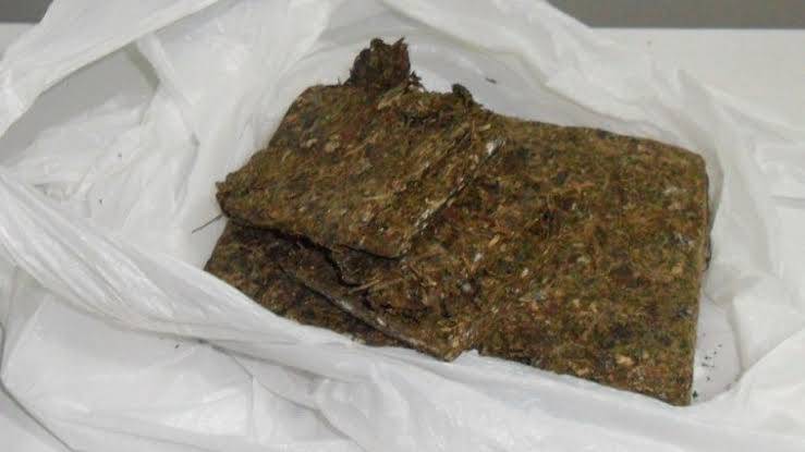 Procurando assassinos, polícia encontra quase meio quilo de maconha com dupla que “deu bandeira” ao ver viatura