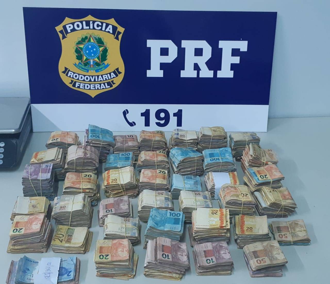 Trabalhando com manejo clandestino de madeiras, homem é preso pela PRF com quase R$ 200 mil em espécie