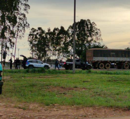 De bicicleta e usando faca, mulheres assaltam mãe e filha; garota ficou com arma branca encostada no pescoço