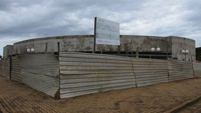 Idealizado há mais de 10 anos, Teatro Municipal de Cerejeiras ainda depende de verbas para ser concluído
