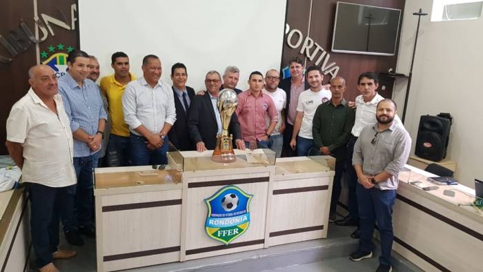 Federação apresenta troféu do Campeonato Rondoniense e homenageia o jornalista Miguel Silva