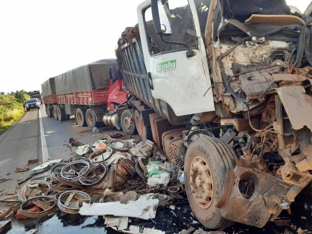 Com esposa e filha a bordo, caminhoneiro de Vilhena se envolve em engavetamento de carretas na BR 364