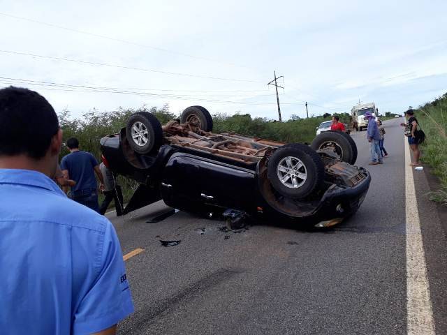 Polícias são acionadas após motorista perder controle de picape e capotar em rodovia do Cone Sul