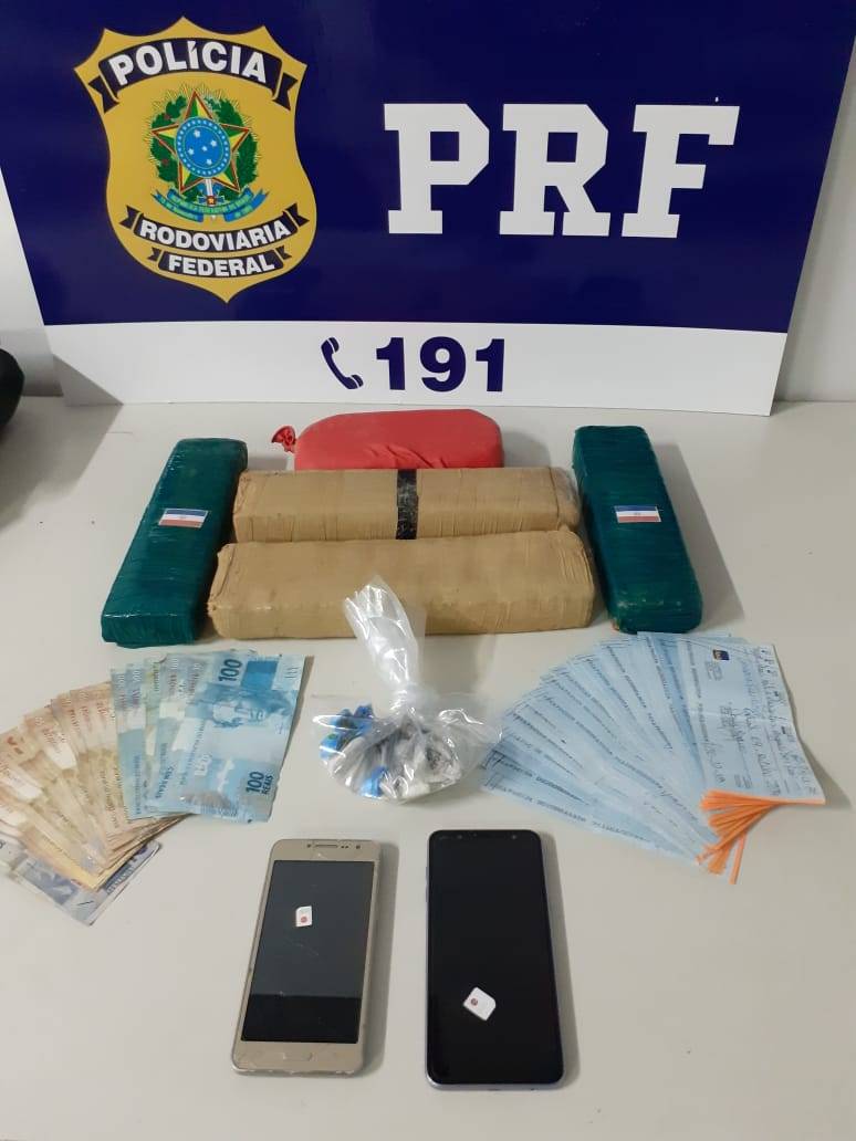 Com maconha, cocaína e quase R$ 90 mil em cheques a bordo, homens tentam fuga, mas são presos pela PRF