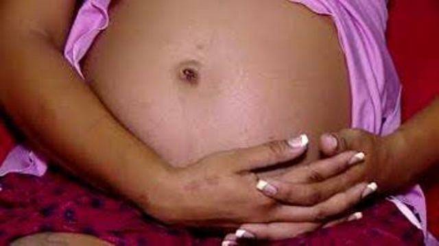 Durante assalto, ladrão com mandado de prisão em aberto desfere soco na barriga de adolescente grávida