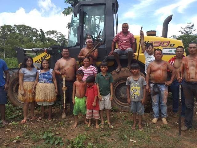 Chupinguaia: indígenas “sequestram” máquina, exigem reparo de estrada e dão ultimato a prefeita