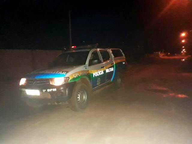 Homem foi baleado, mas quando a polícia chegou ao local do crime, vítima ensanguentada já havia fugido