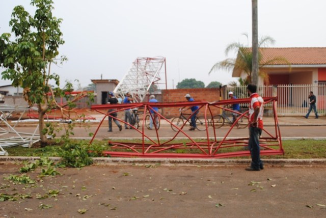 VENDAVAL DERRUBA DUAS TORRES DE TV EM VILHENA; NINGUÉM SE FERIU