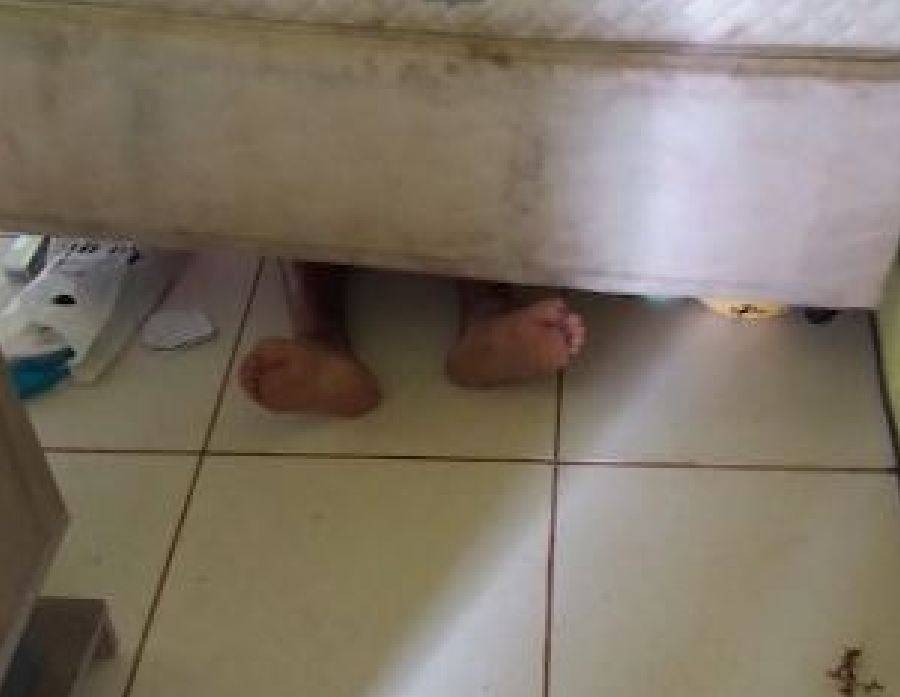 Rapaz com mandado de prisão tenta fugir da PM, invade casa e é recapturado embaixo da cama