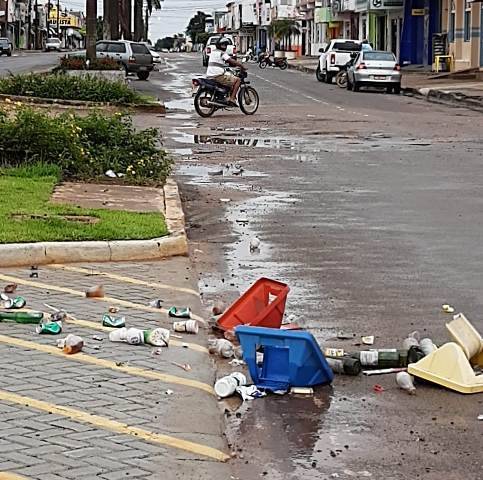Em cidade exemplo de coleta seletiva, vândalos destroem lixeiras instaladas há uma semana em Cerejeiras
