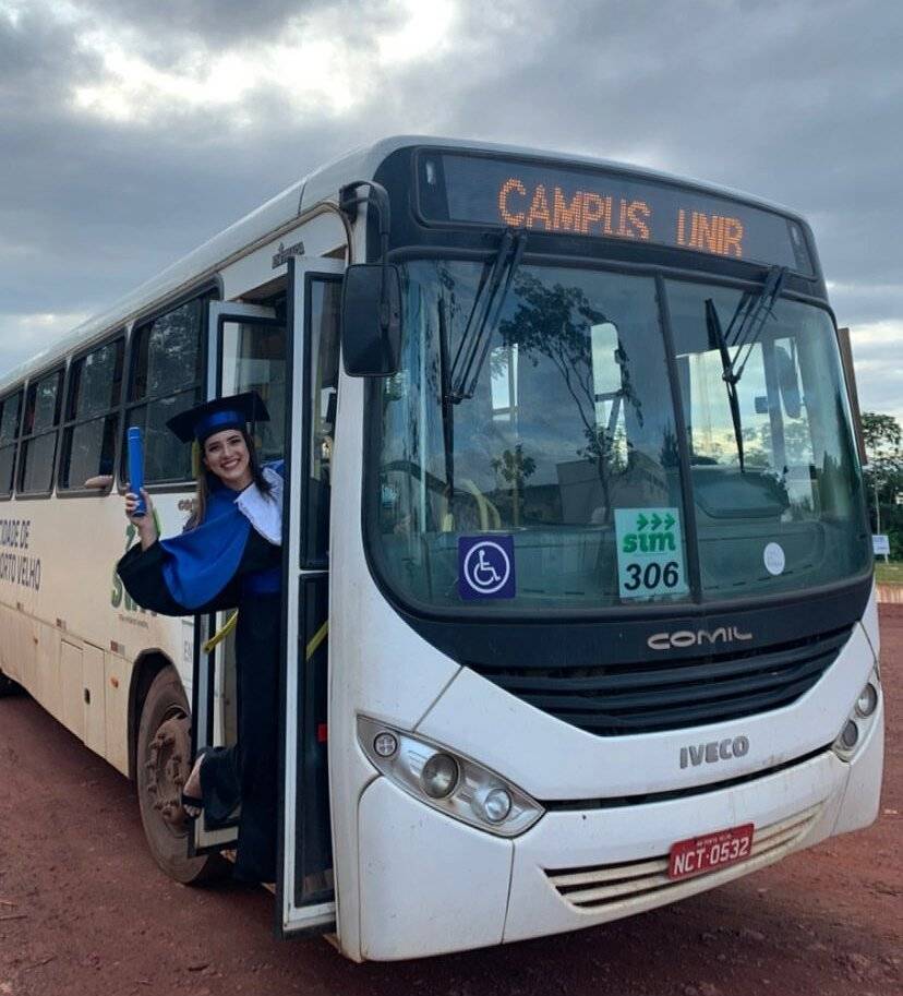 Psicóloga faz ensaio de formatura em ônibus que a levava para a faculdade e imagens viralizam nas redes sociais