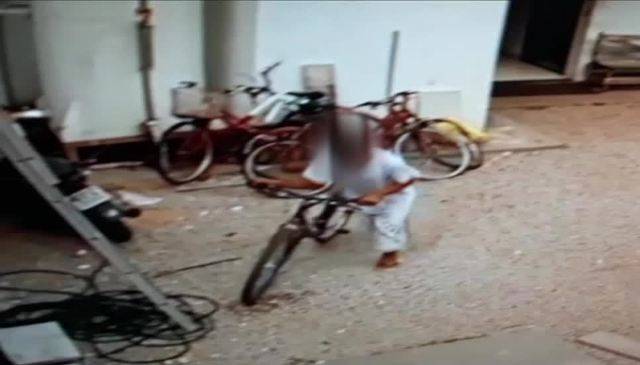 Cozinheira tem bicicleta furtada enquanto trabalha; câmeras teriam flagrado apenado levando o veículo