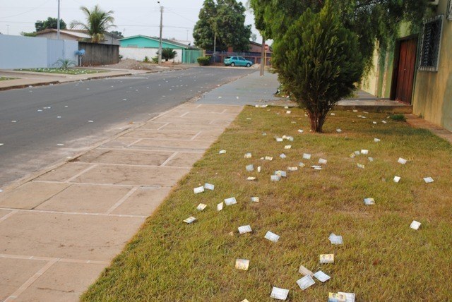 FICHAS SUJAS, RUAS EMPORCALHADAS: MATERIAL DE CAMPANHA É JOGADO NA CIDADE
