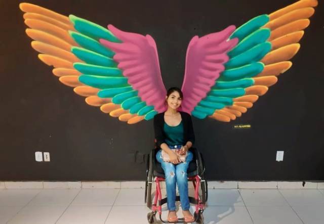 VÍDEO: jovem que se tornou cadeirante após ser atropelada por motorista bêbado cria canal no Youtube e emociona internautas