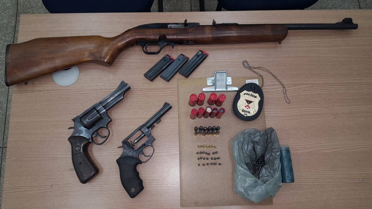 Ao cumprir mandado de busca, polícia encontra arsenal em casa popular; dono da casa não aparece e mulher é presa