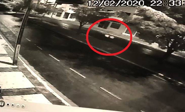 ASSISTA: vídeo mostra momento em que estudante perde controle de moto antes de cair e morrer, em avenida de Vilhena