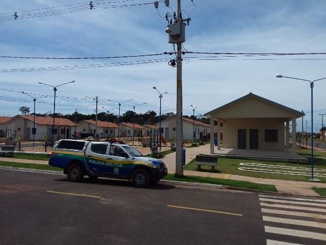 Vândalos atacam residencial popular, picham casas com símbolos de facções criminosas e prefeitura aciona polícia