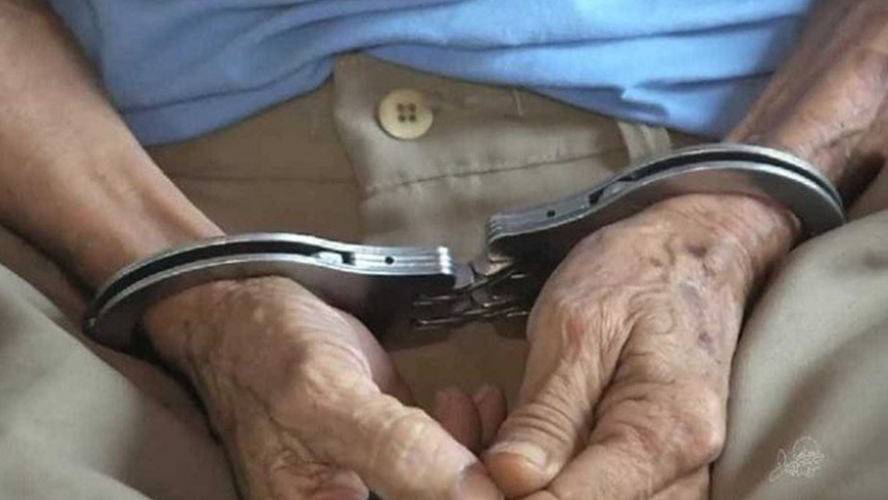 Após bater em vários carros, idoso embriagado é preso; mecânico tomou chave e evitou outros acidentes