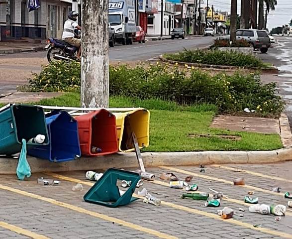 Caso de lixeiras que amanheceram tombadas se torna um mistério em Cerejeiras; polícia descarta ação de vândalos