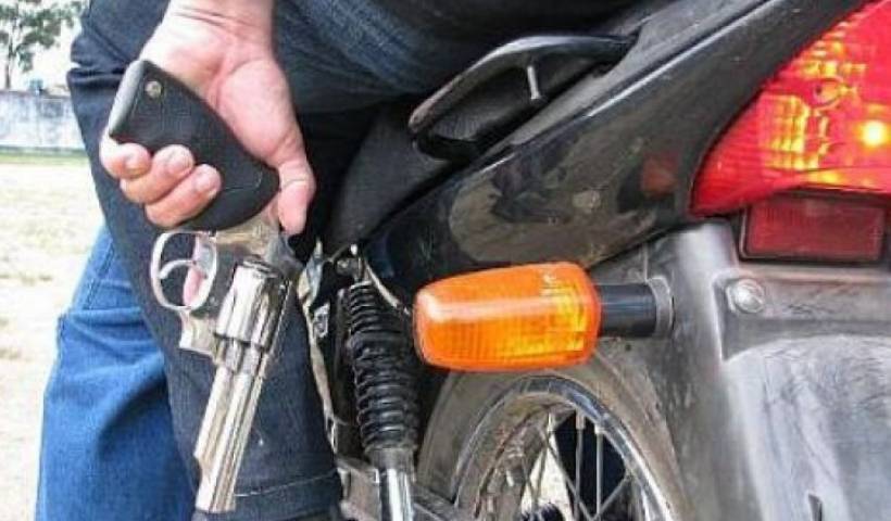 Adolescente é roubado no centro da cidade; em outros dois bairros,  motociclistas conseguem escapar de ladrões